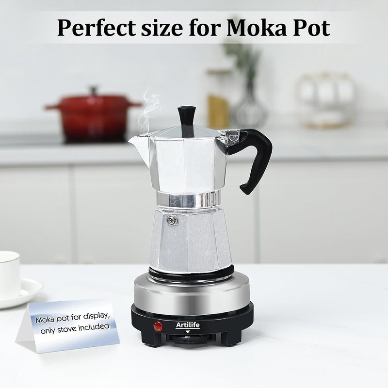 Cafetera moka colocada sobre la placa caliente ARTILIFE en una cocina