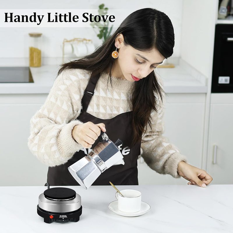 Persona sirviendo café junto a la placa caliente ARTILIFE sobre una mesa