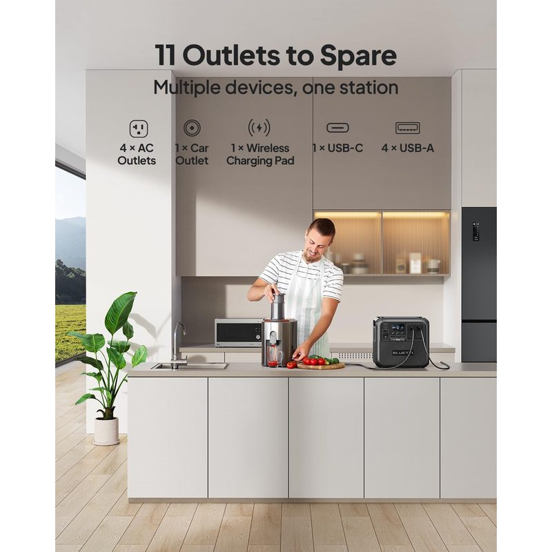 Estación de energía BLUETTI AC180 sobre una mesa de cocina junto a una persona usando una licuadora, con sus 11 salidas indicadas