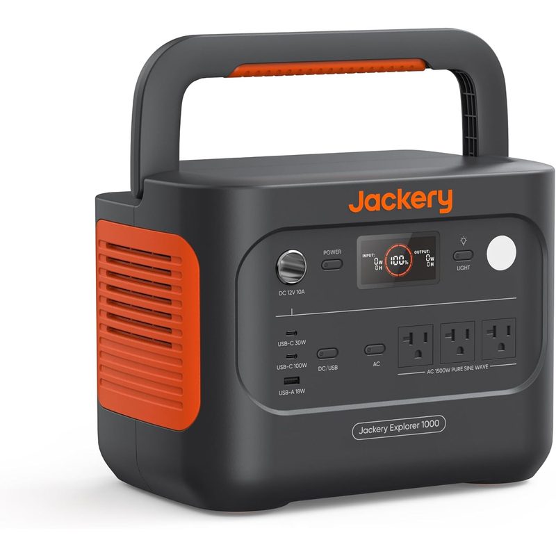 Estación de energía Jackery Explorer 1000 en ángulo, mostrando pantalla de porcentaje de batería, tres tomas de corriente AC, puertos USB-C y USB-A