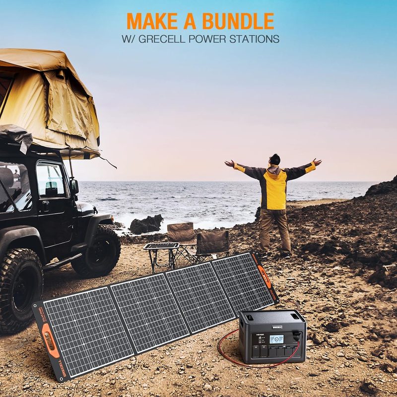 Persona junto a un vehículo con carpa de techo frente al mar, con el panel solar GRECELL conectado a una estación de energía portátil